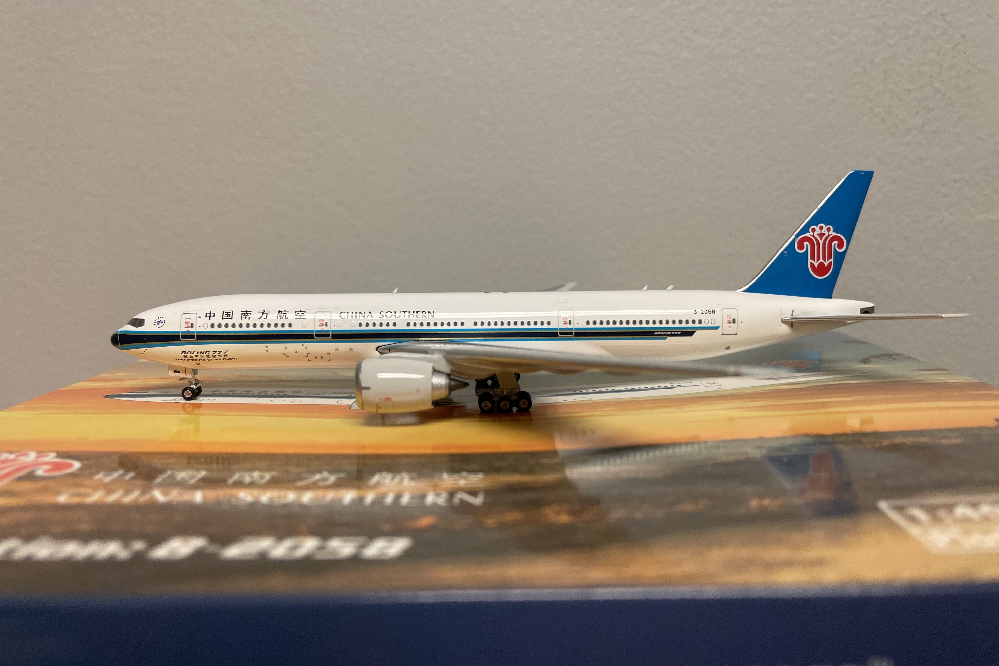 1:400 Phoenix Models China Southern Boeing 777-200ER B-2058 11680