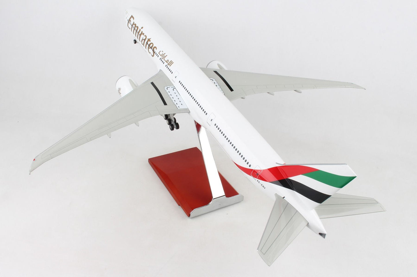 SKYMARKS EMIRATES 777-300ER EXPO 1/100 W/WOOD STAND & GEAR